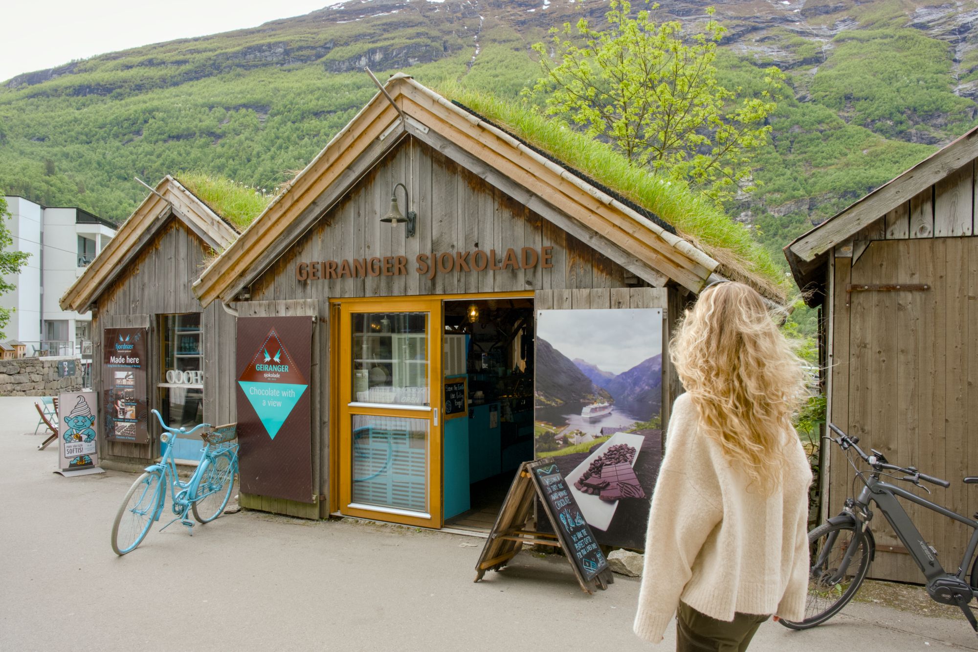 En kvinne går mot butikken til Geiranger Sjokolade.