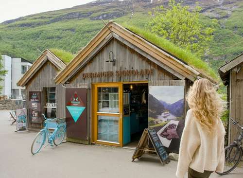 En kvinne går mot butikken til Geiranger Sjokolade.