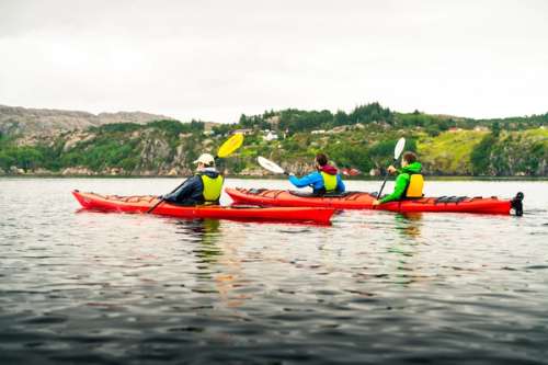 To røde kajakker på vannet