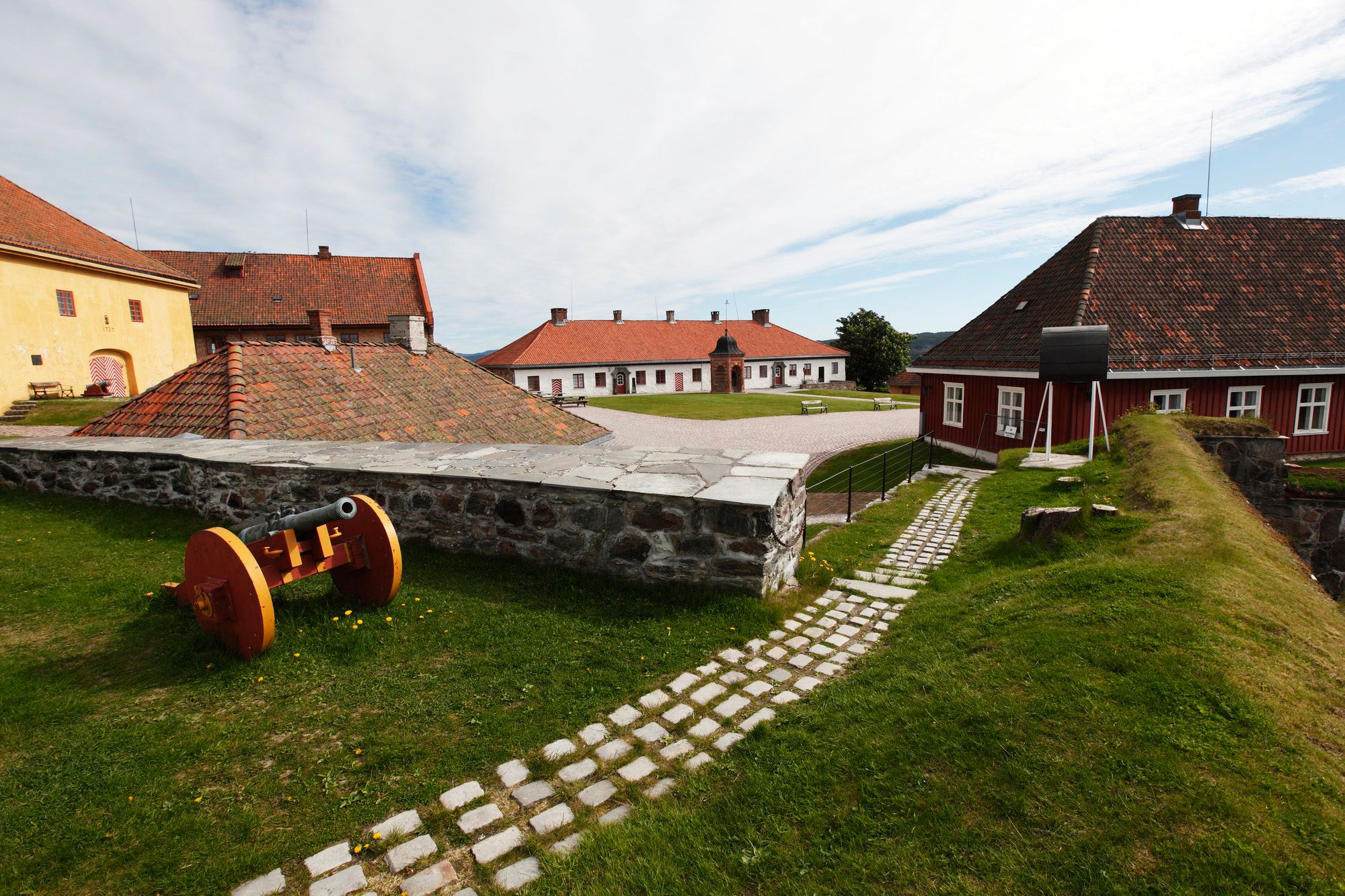 Bygninger og kanon på Kongsvinger Festning i Hedmark