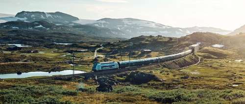Tog kjører over Hardangervidda.