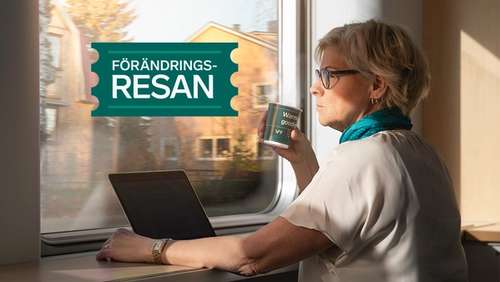 Kvinna som arbetar på en dator och njuter av solljuset från ett tågfönster