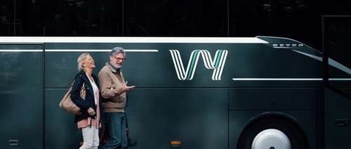 Par som går förbi Vy-bussen