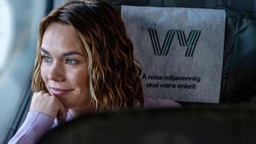 Leende tjej på tåg