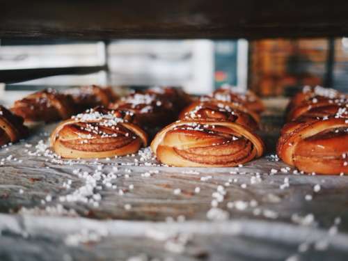 Klassiska nybakta svenska kanelbullar