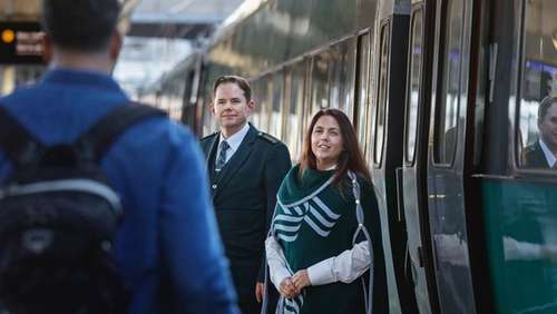 Conductor helps customer on the platform