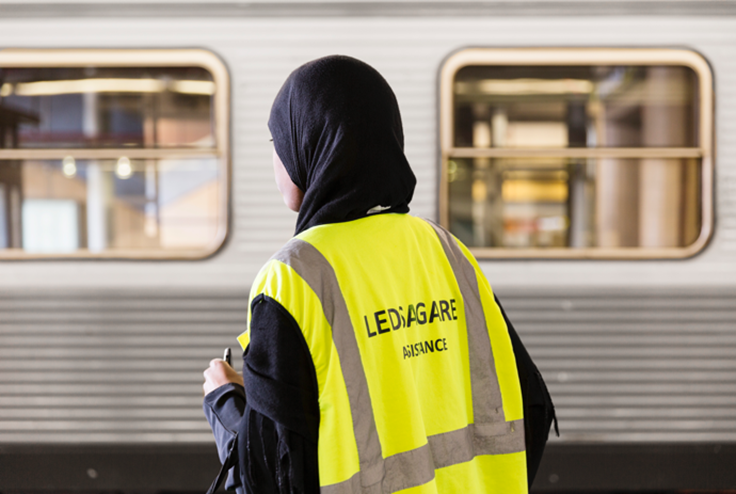 Ledsagare i gul väst