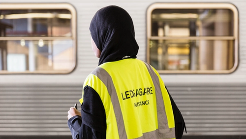 Ledsagare i gul väst