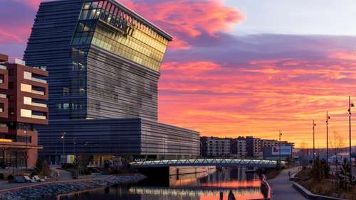 Oslo hamn och Munch museet i rosa solnedgång