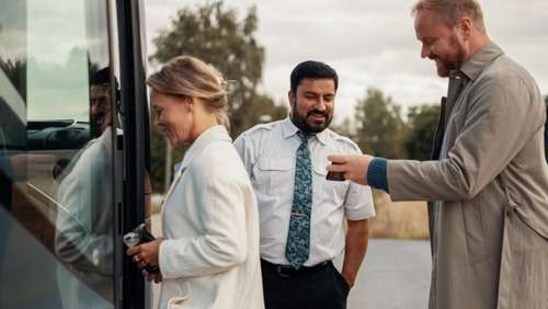 Busspassagerare som håller på att stiga ombord