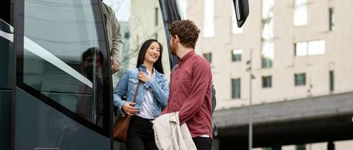 2 Resenärer stiger av Vy-bussen och chattar