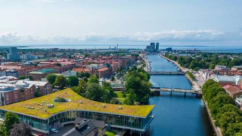 Drönarbild över Halmstad med stadsbiblioteket i fokus