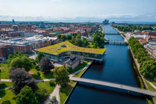 Drönarbild över Halmstad med stadsbiblioteket i fokus