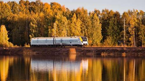 bild på fordonstypen regina på ett tågspår med ett gult höstlandskap som bakgrund