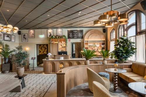 Matsal och bar på hotell Grand Halmstad med naturskön inredning av trä och gröna växter