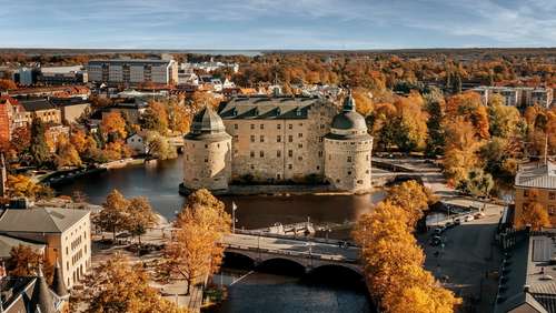Örebro slott i drönarbild i höstlandskap