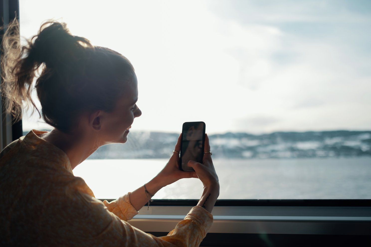 Flicka fotograferar från tåget