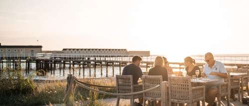 Middagsällskap i solnedgången på Pålsjö Krog i Helsingborg med utsikt över havet