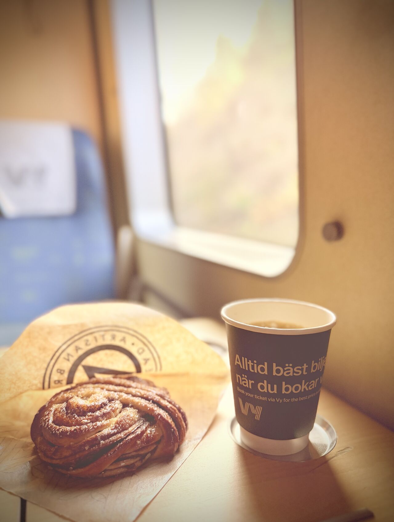Kanelbulle från Artisan Bread ombord på Vy Tåg med en gratis kaffe