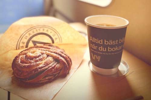 Kanelbulle från Artisan Bread ombord på Vy Tåg med en gratis kaffe
