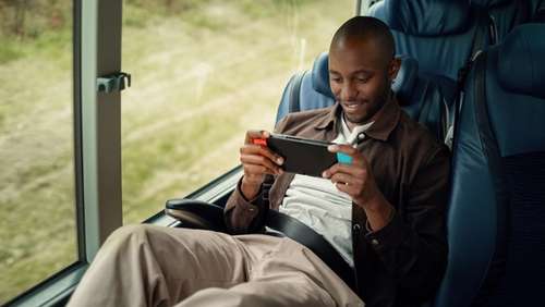Man sitter bekvämt på bussen med säkerhetsbältet på