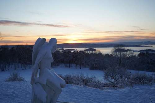 Solnedgång i vinterlandskap